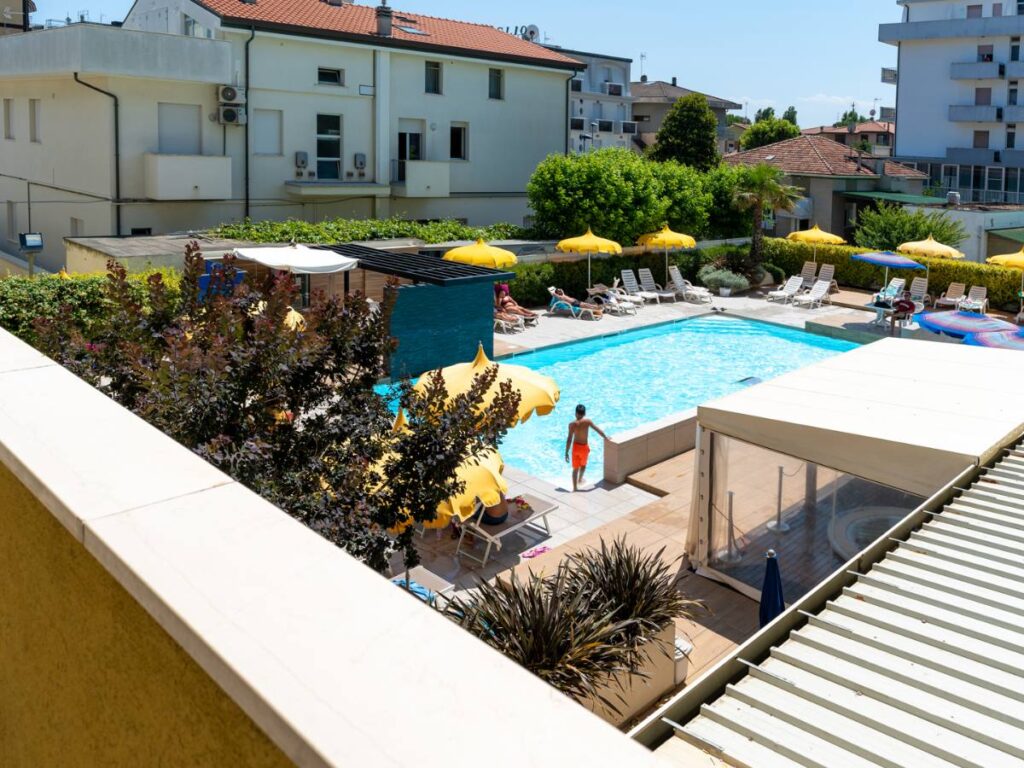 Appartamenti-vacanza-vista-mare-Hotel-Montmartre-Torre-Pedrera-gallery-1-3