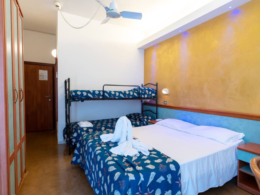 Camera-Standard-quadruple-per-famiglie-Hotel-Montmartre-Torre-Pedrera-gallery-6