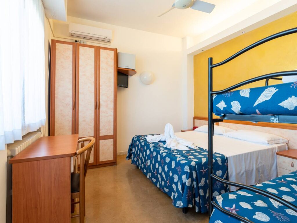 Camera-Standard-quadruple-per-famiglie-Hotel-Montmartre-Torre-Pedrera-gallery-7