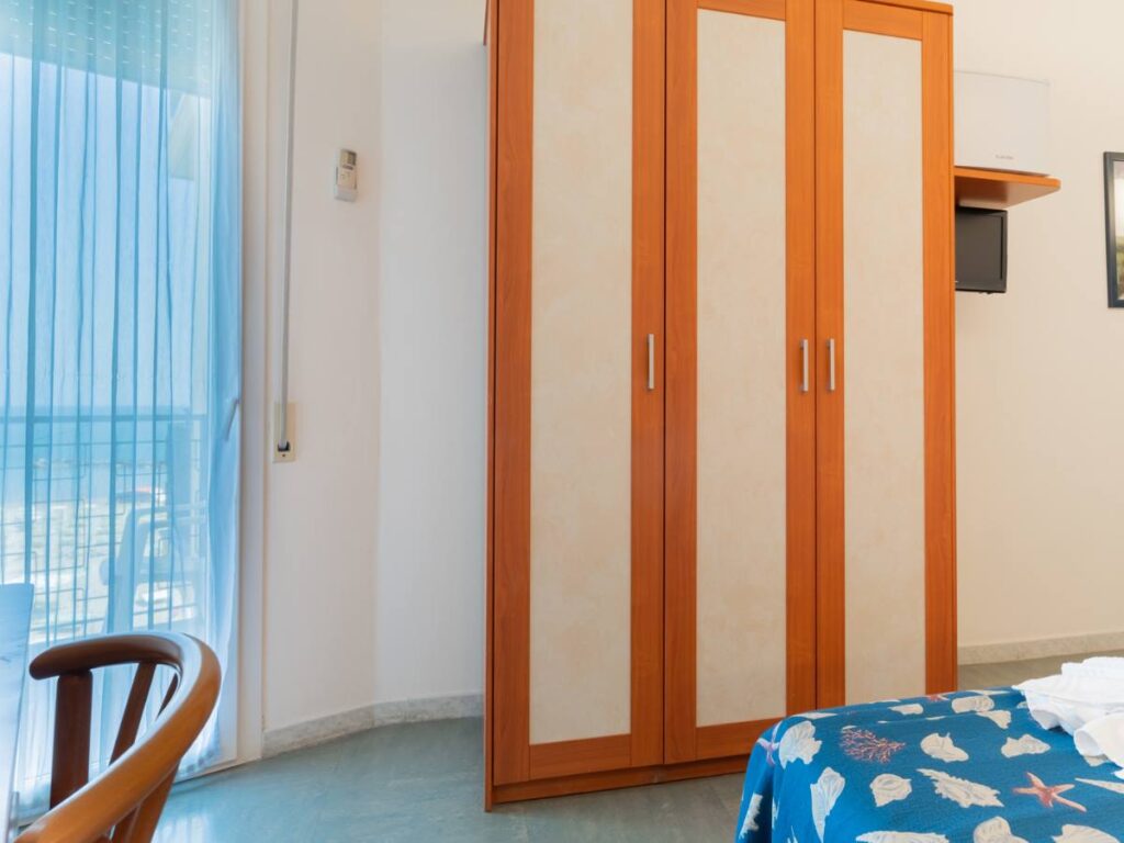 Camera-Standard-vista-mare-per-famiglie-Hotel-Montmartre-Torre-Pedrera-gallery-2